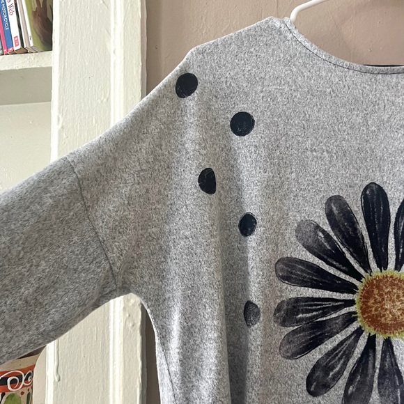 (top) 🏷️ 🆕🎉 gray knit flower tunic with side slits & flower - Picture 8 of 12